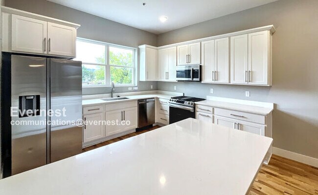 Foto del edificio - 1067 Montague Pl