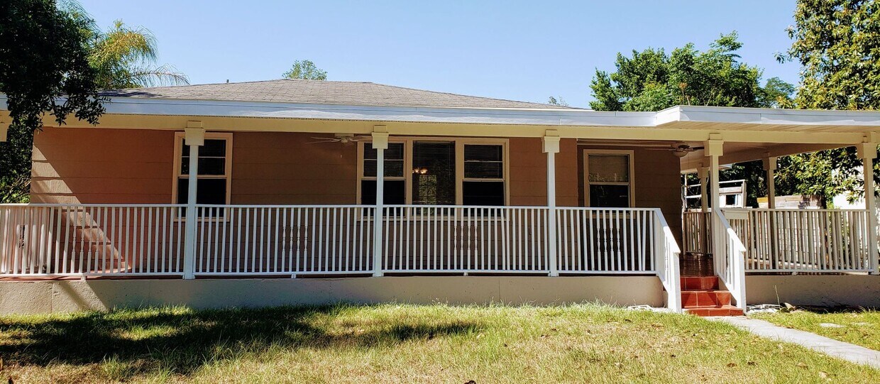 Charming 2 Bedroom/ 1 Bathroom Home with D... - Charming 2 Bedroom/ 1 Bathroom Home with D...