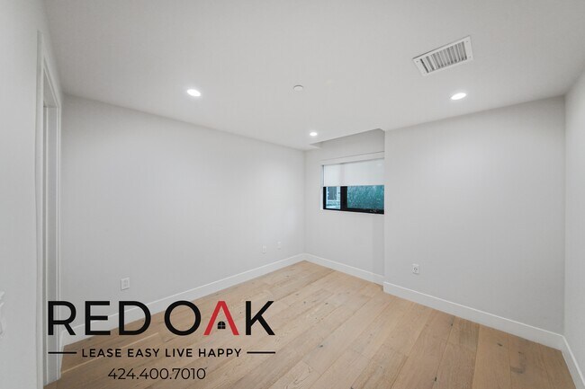 Foto del edificio - Stunning Two Bedroom with an Expansive Bal...