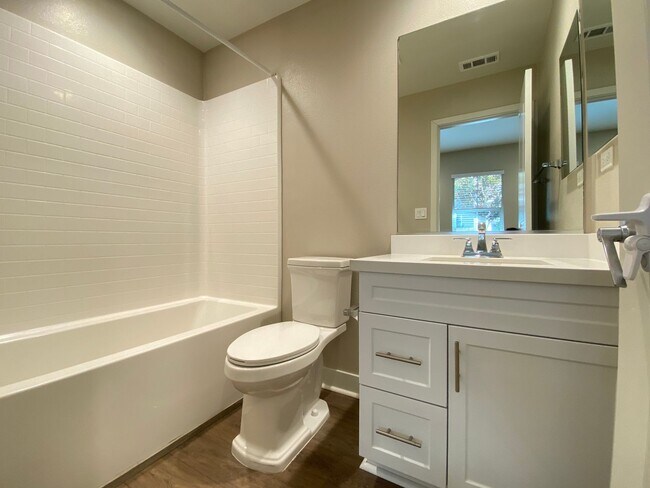 Foto del edificio - *Special*Stunning 3 Bedroom 3.5 Bathroom T...