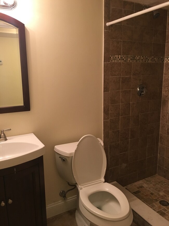 Building Photo - 423 Pawtucket St