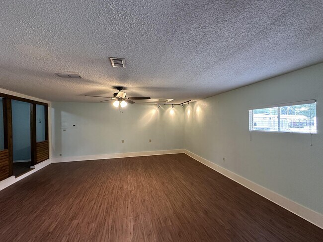 Foto del edificio - 11 Camelia Dr