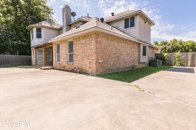 Building Photo - 5 br, 3.5 bath House - 405 E Embercrest Dr.