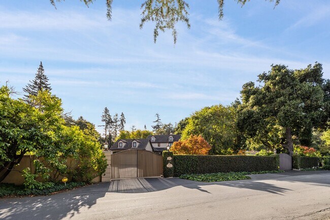 Foto del edificio - Luxurious Estate in Atherton Available Now!