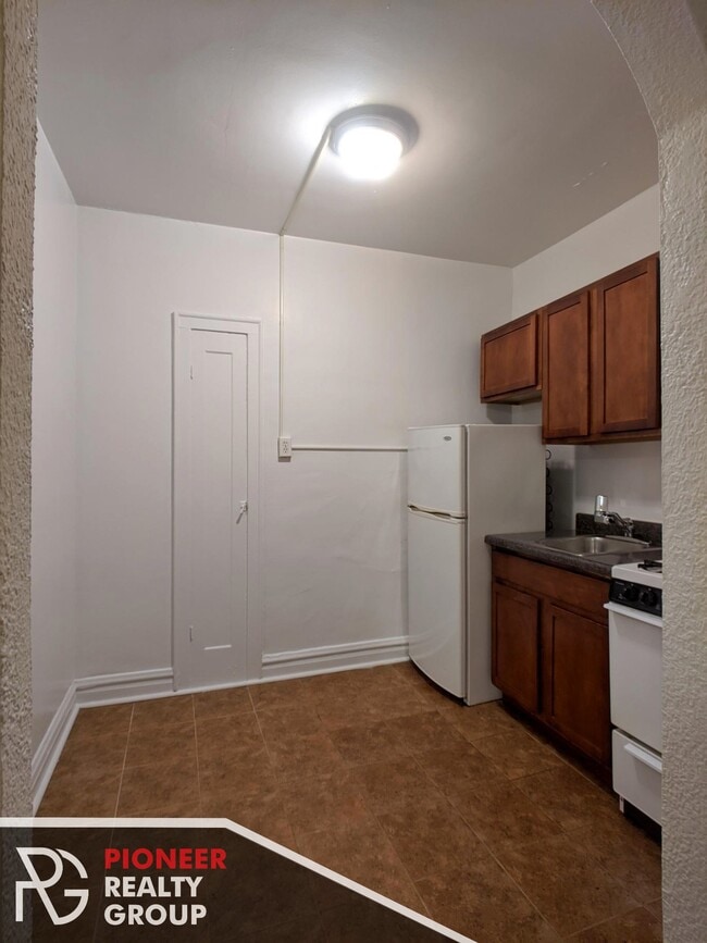 Building Photo - 4831 N Damen Ave