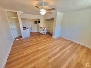 Building Photo - 1550 Encino Dr