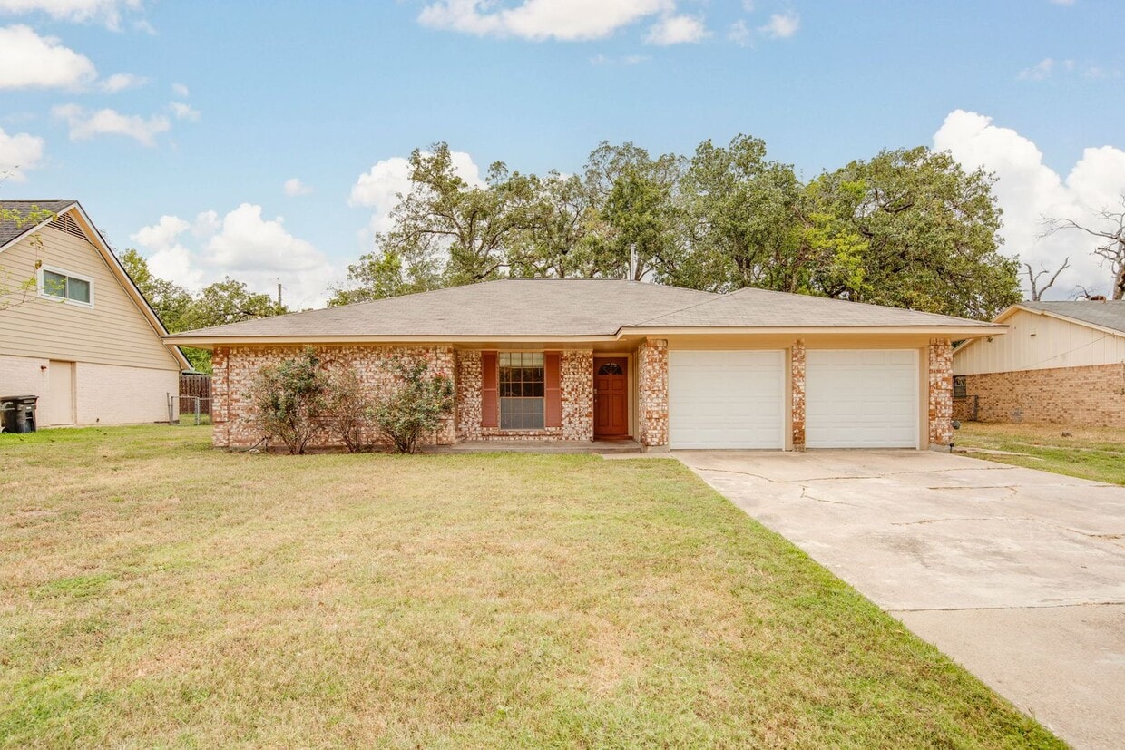 AUGUST PRE-LEASE! 3 bed, 2 bath home in Eastgate! - AUGUST PRE-LEASE! 3 bed, 2 bath home in Eastgate!