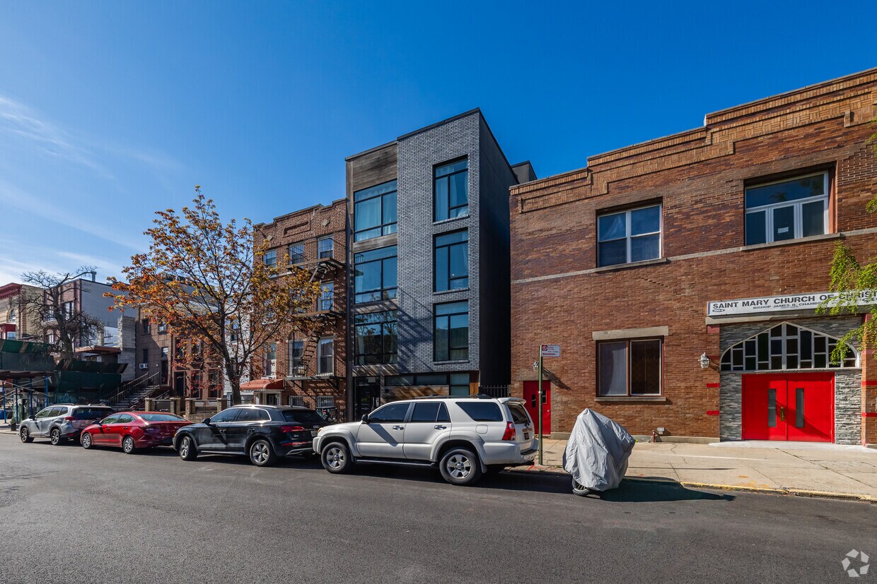Foto principal - 491 Monroe St