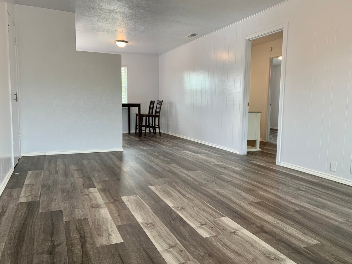 Primary Photo - 2266 W Oak St