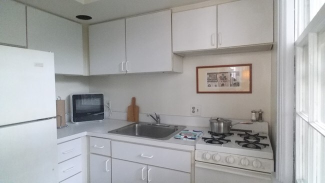 Kitchen with full refrigerator - 11 2nd St NE