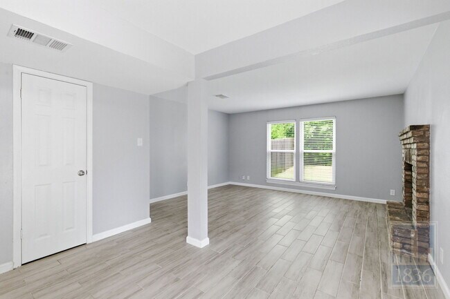 Foto del edificio - 8108 Hood Cir