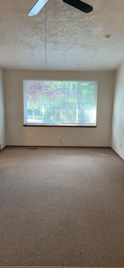 Building Photo - 5 bdrm/2 bath house with huge yard + 2 car...
