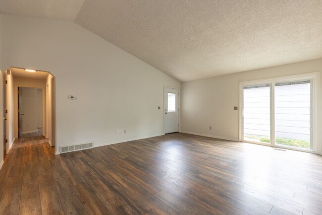 Building Photo - Spacious ranch home!