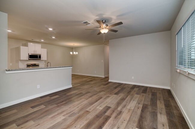 Building Photo - AVAILABLE NOW! GORGEOUS 3 BEDROOM DUPLEX L...