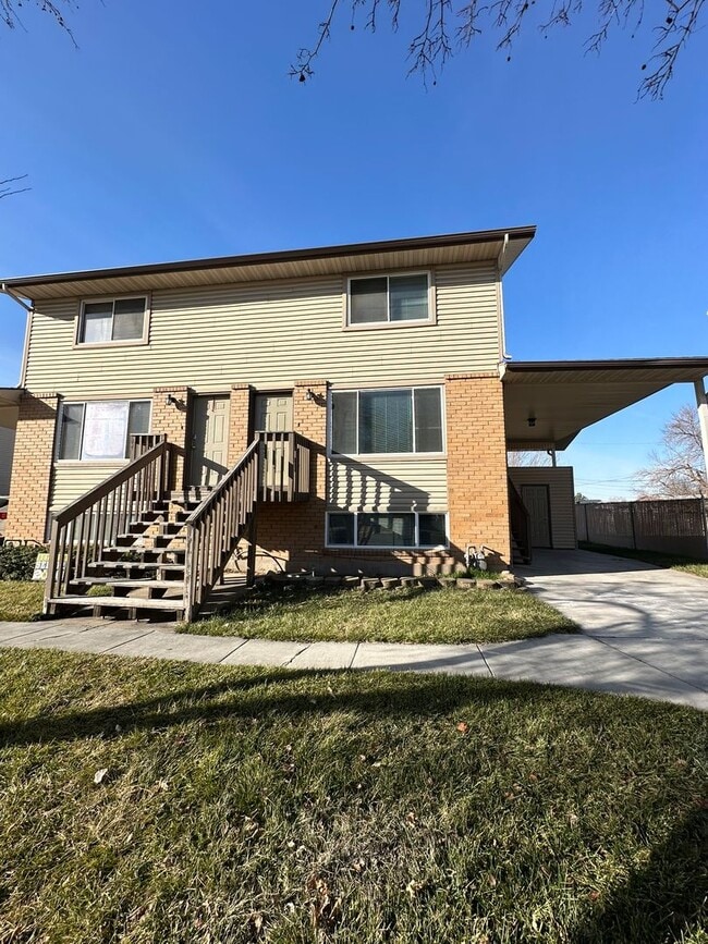 Building Photo - 700 700 W