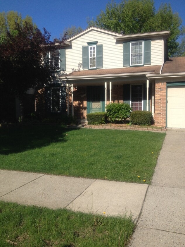 Primary Photo - 3 BEDROOM SPACIOUS COLONIAL HOUSE - CANTON