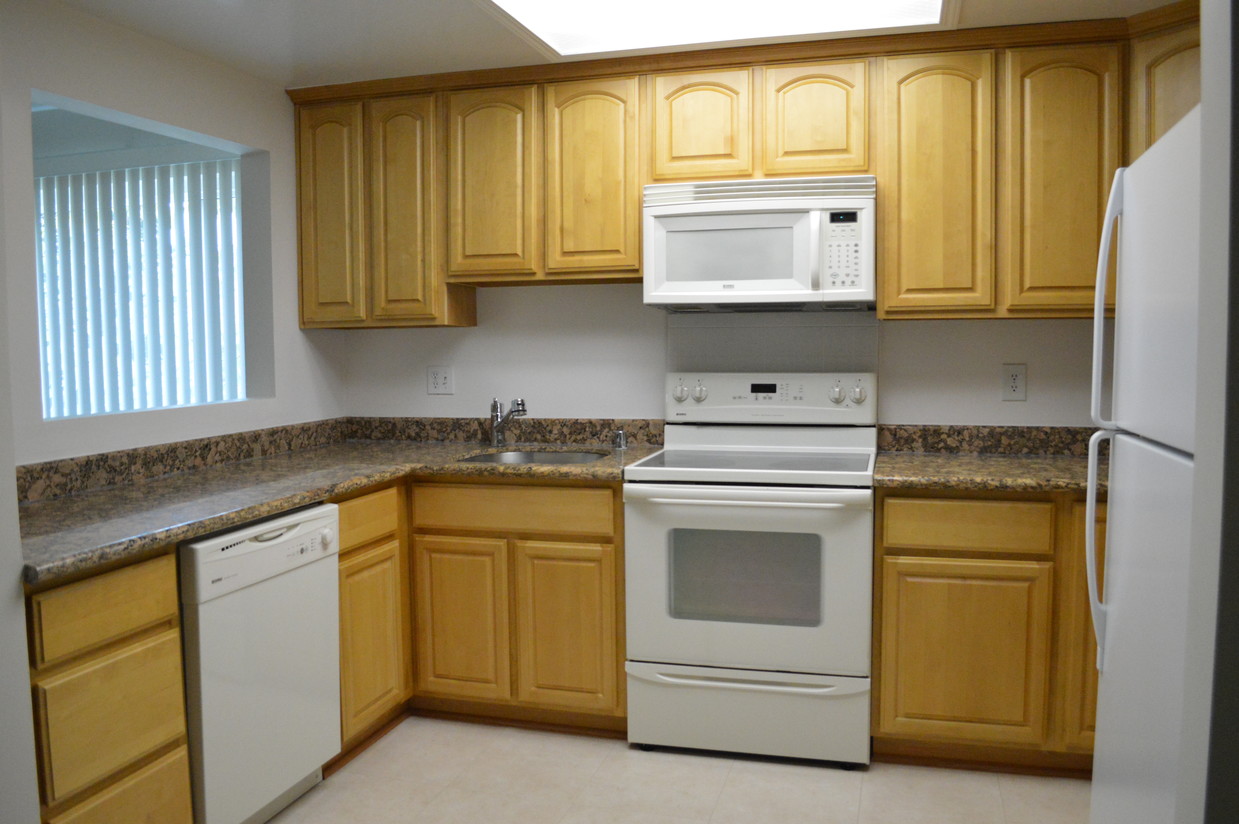 Kitchen - 1033 Crestview Dr