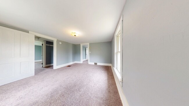 Building Photo - Large farmhouse with garage in Mapleton Schools