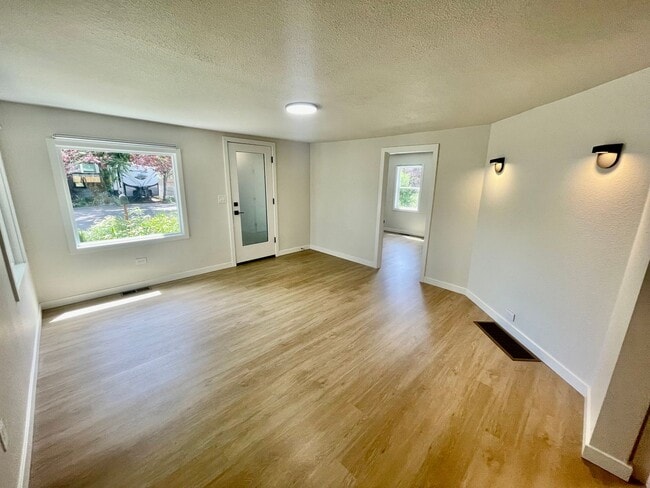 Building Photo - 5-Bedroom, 2 Bathroom Home with In-Unit Wa...