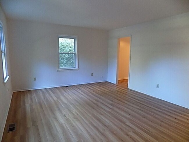 Building Photo - 532C Neck-O-Land Rd