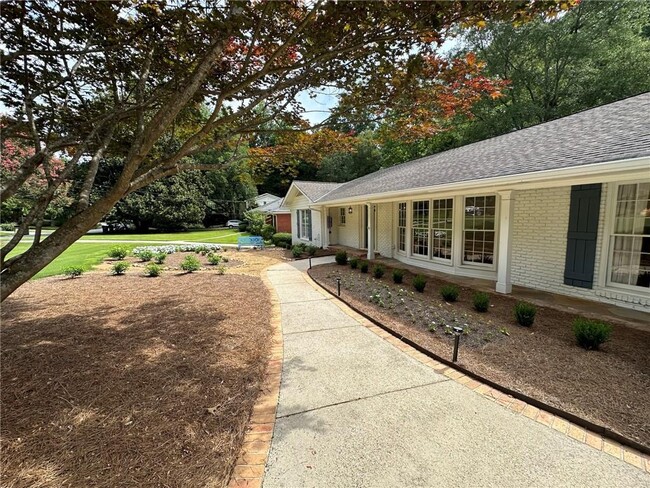 Foto del edificio - 4555 Runnemede Rd NW
