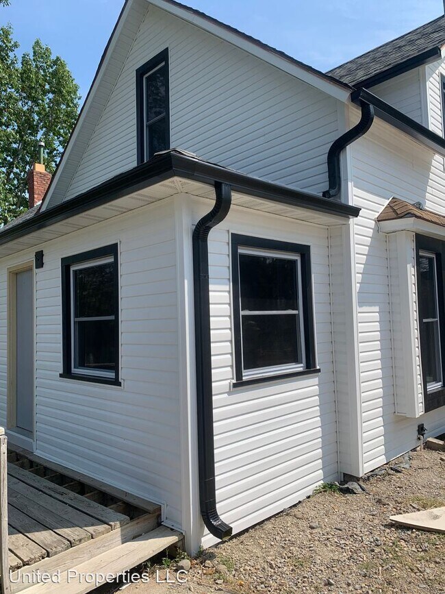 Building Photo - 3 br, 2 bath House - 3322 C. Ave NE