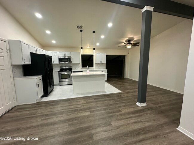 Foto del edificio - 4806 Mid Dr