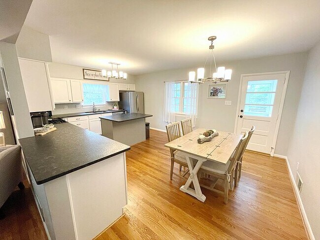 Building Photo - 517 Greenlawn Dr