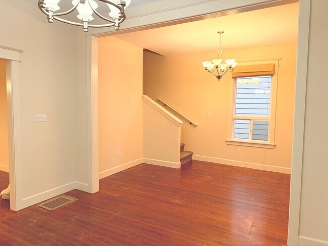 Foto del edificio - 4 Bed/2Bath Classic Craftsman on N Williams Ave