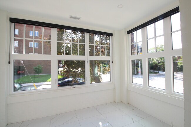 Photo du bâtiment - 100 Charlton Ave W