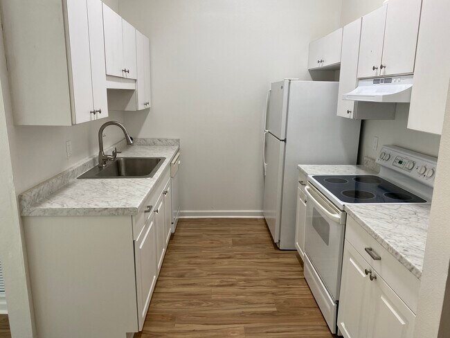 Kitchen - 2912 Gulfwind Dr W