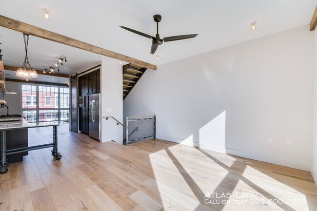 Foto del edificio - 774 Girard St NW