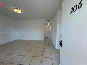 Building Photo - 4732 SW 33rd Ave