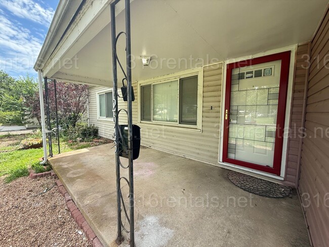 Building Photo - $1345 - 4 bedroom / 2 bathroom - Beautiful...