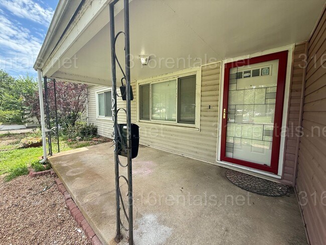 Foto del edificio - $1345 - 4 bedroom / 2 bathroom - Beautiful...