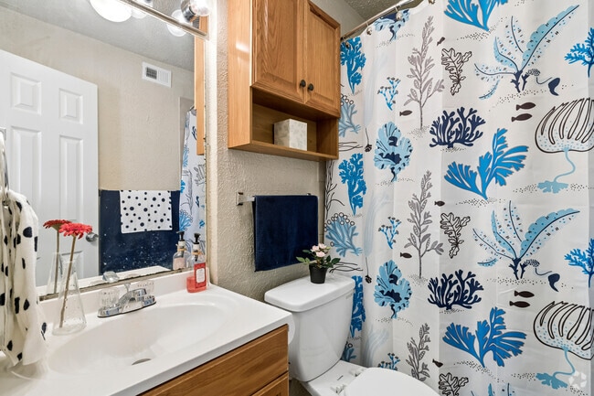1BR, 1BA - 650SF - Bathroom - Eastgate Ridge Apartments