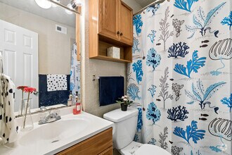 1BR, 1BA - 650SF - Bathroom - Eastgate Ridge Apartments