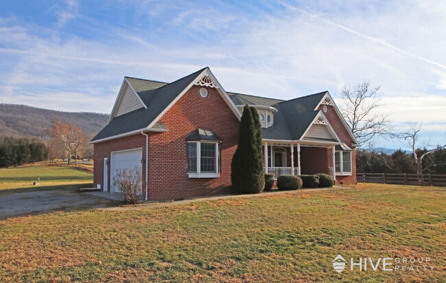 Building Photo - Peaceful One-Level Living with Mountain Views