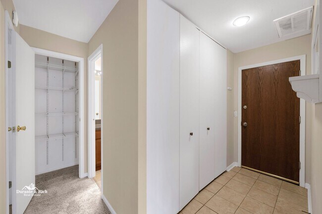 Foto del edificio - One Bed One Bath Four Lakes