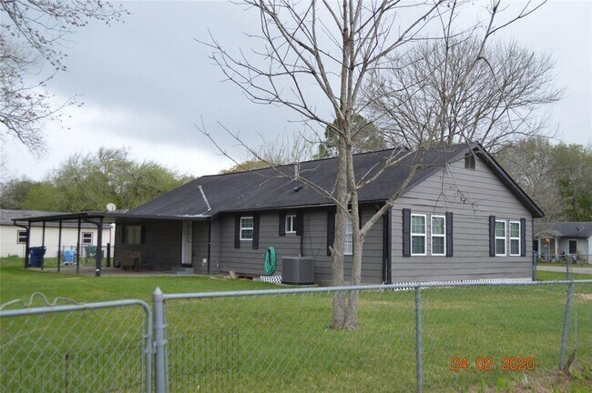 Building Photo - 1003 N Arcola St
