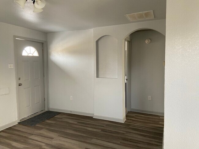 Living room - 1540 Valentia St