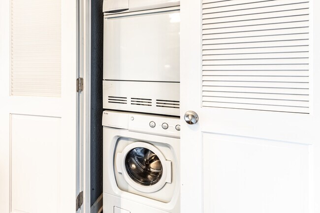 Building Photo - Johnson Med Center