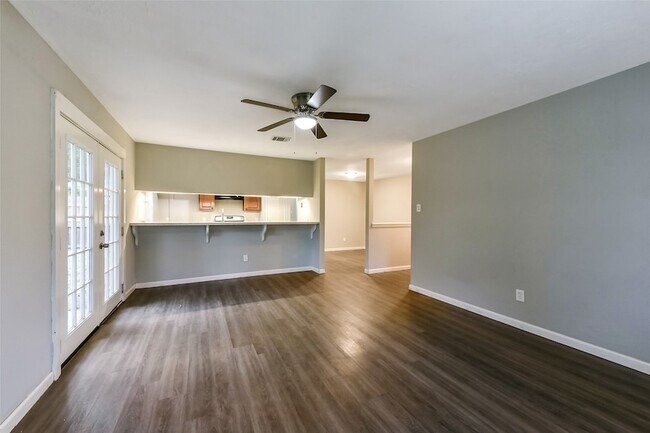 Building Photo - 10015 Valley Lake Dr