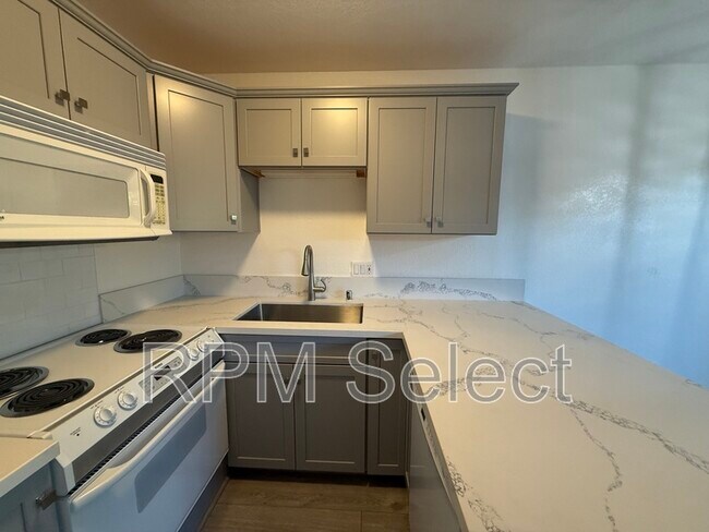 Building Photo - 2294 Woodside Ln