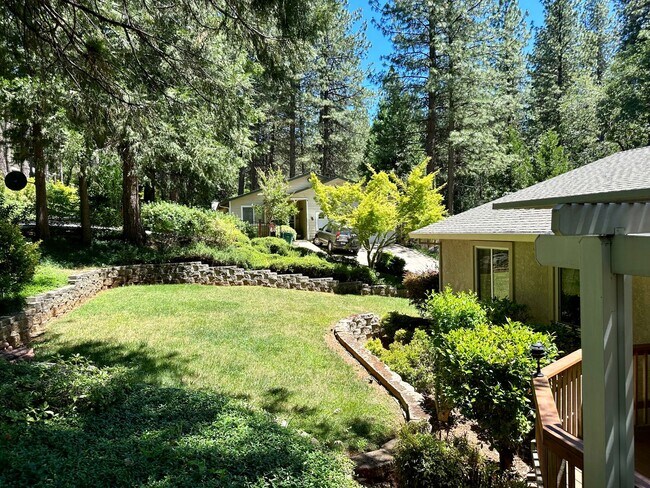 Building Photo - Adorable 3 Bedroom 2 Bathroom Home Just Minutes to Downtown Grass Valley