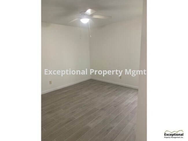 Building Photo - 2/2 Duplex! Available Soon! Call today to ...