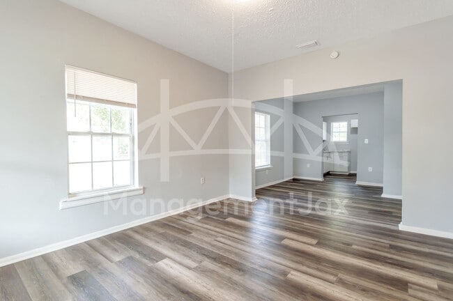 Photo - 1165 Hart St House