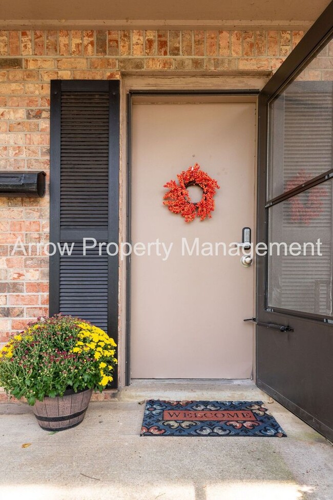 Building Photo - Amazing Townhome!