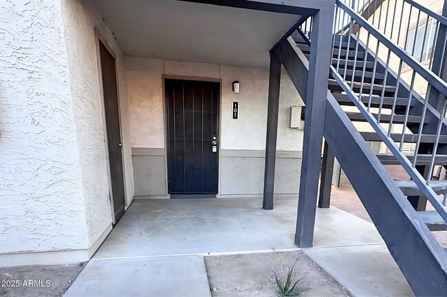 Building Photo - 713 W 1st Ave