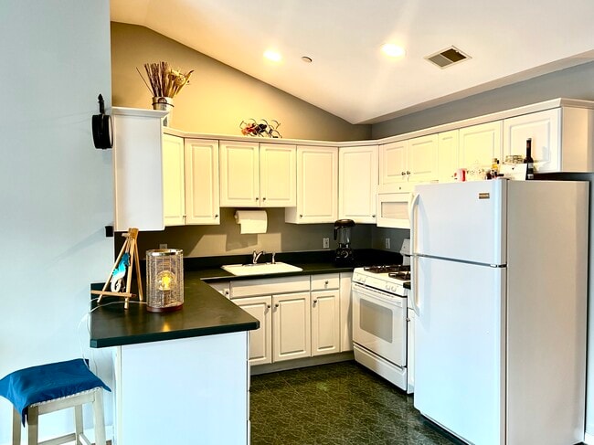 Foto del edificio - 423 Laurel Brook Rd